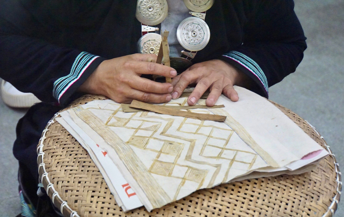 Một số hình ảnh về quá trình vẽ sáp ong trên vải của các nghệ nhân dân tộc H'Mông và Dao Tiền.