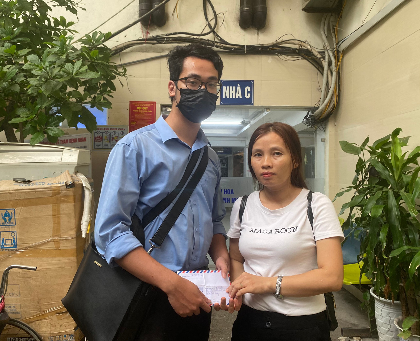 Phóng viên báo Tiền Phong gửi tặng chị Man Thị Thanh Hiếu - mẹ bé Đồng Quốc Huy số tiền do bạn đọc ủng hộ. Phóng viên báo Tiền Phong gửi tặng chị Man Thị Thanh Hiếu - mẹ bé Đồng Quốc Huy số tiền do bạn đọc ủng hộ.