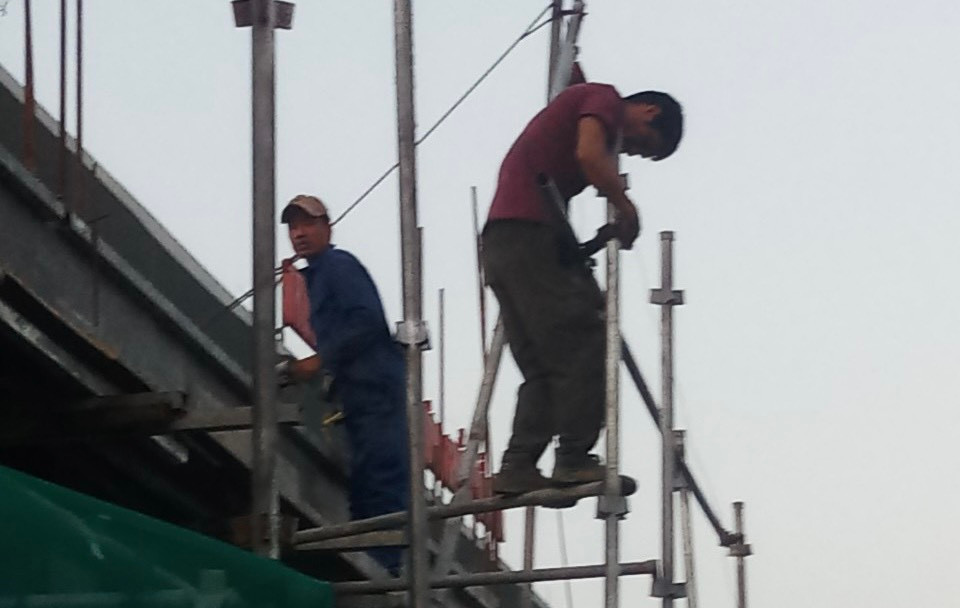 Công nhân không được trang bị đầy đủ đồ bảo hộ lao động tại công trình.