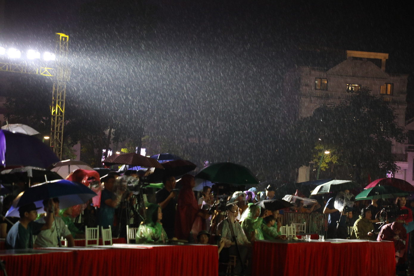 Người dân đội mưa chờ xem bắn pháo hoa.