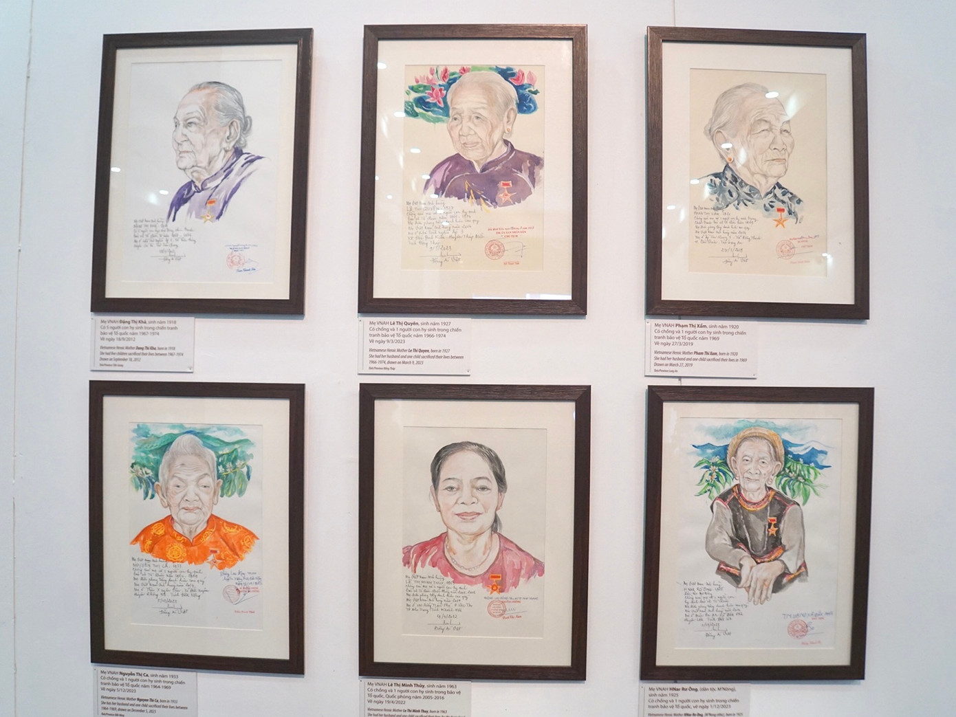 Một số bức hoạ được trưng bày tại triển lãm.