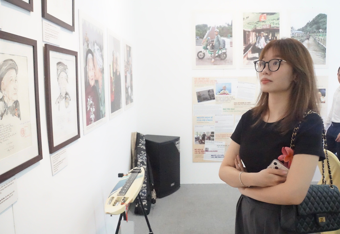 Các đại biểu, khách mời của chương trình chiêm ngưỡng những tác phẩm hội họa của họa sĩ Đặng Ái Việt.