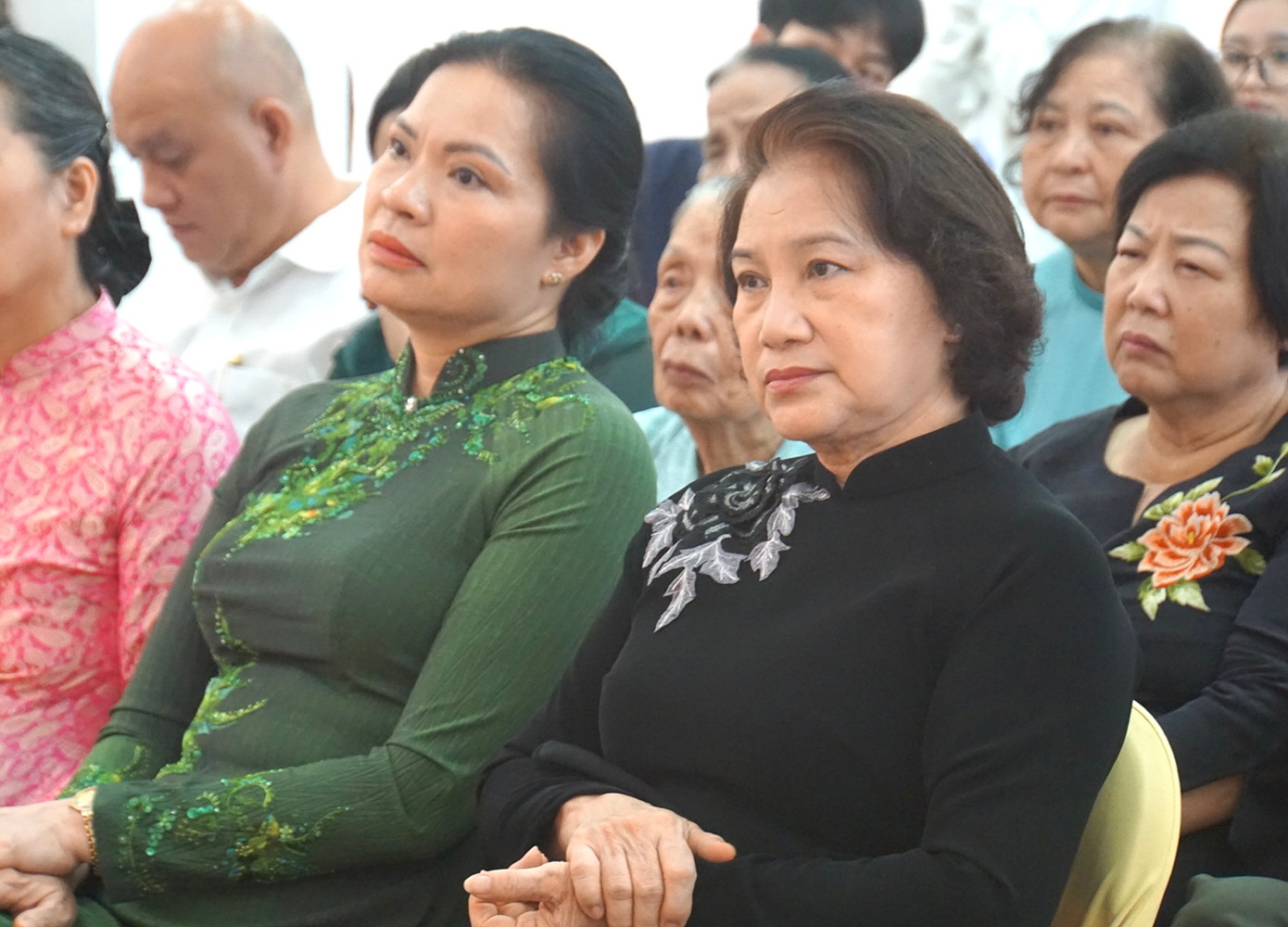 Nguyên Chủ tịch Quốc hội Nguyễn Thị Kim Ngân (phải) và Chủ tịch Hội Liên hiệp Phụ nữ Việt Nam Hà Thị Nga (trái) lắng nghe chia sẻ của họa sĩ Đặng Ái Việt.