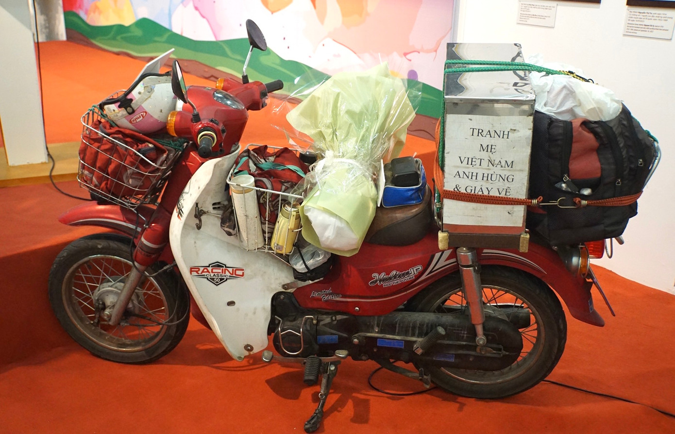 Một trong bốn chiếc xe máy mà họa sĩ Đặng Ái Việt đã sử dụng trong hành trình 160.000 km khắp mọi miền Tổ quốc của mình.