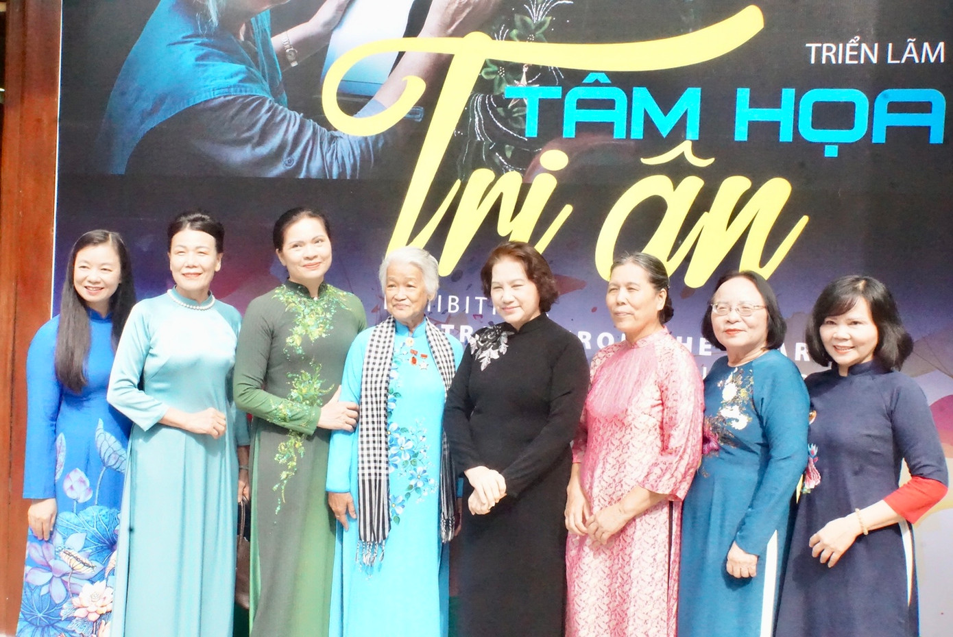 Các đại biểu và khách mời chụp ảnh lưu niệm trước khi chương trình bắt đầu.