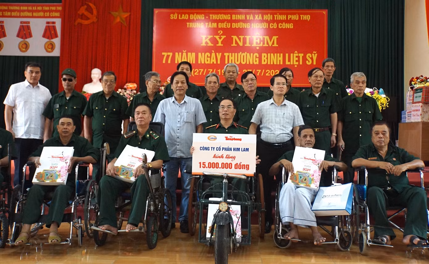 Nhà báo Lê Minh Toản thay mặt CTCP Him Lam và báo Tiền Phong trao tặng phần quà bằng tiền mặt trị giá 15 triệu đồng do CTCP Him Lam tài trợ và các ấn phẩm đặc biệt của báo Tiền Phong cho Trung tâm điều dưỡng Người có công tỉnh Phú Thọ.