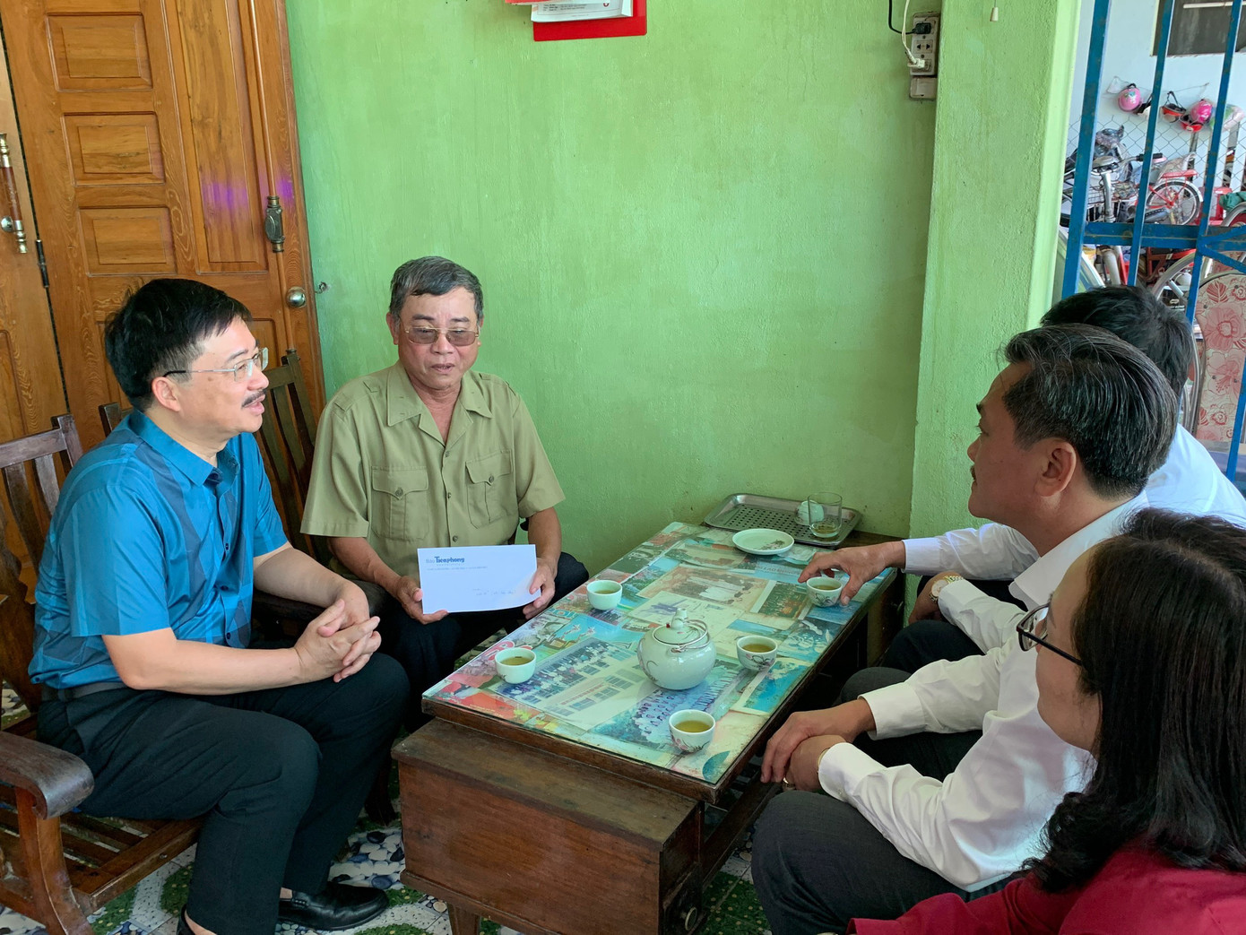 Đoàn công tác báo Tiền Phong thăm hỏi, tặng quà thương binh Trần Văn Chấn.