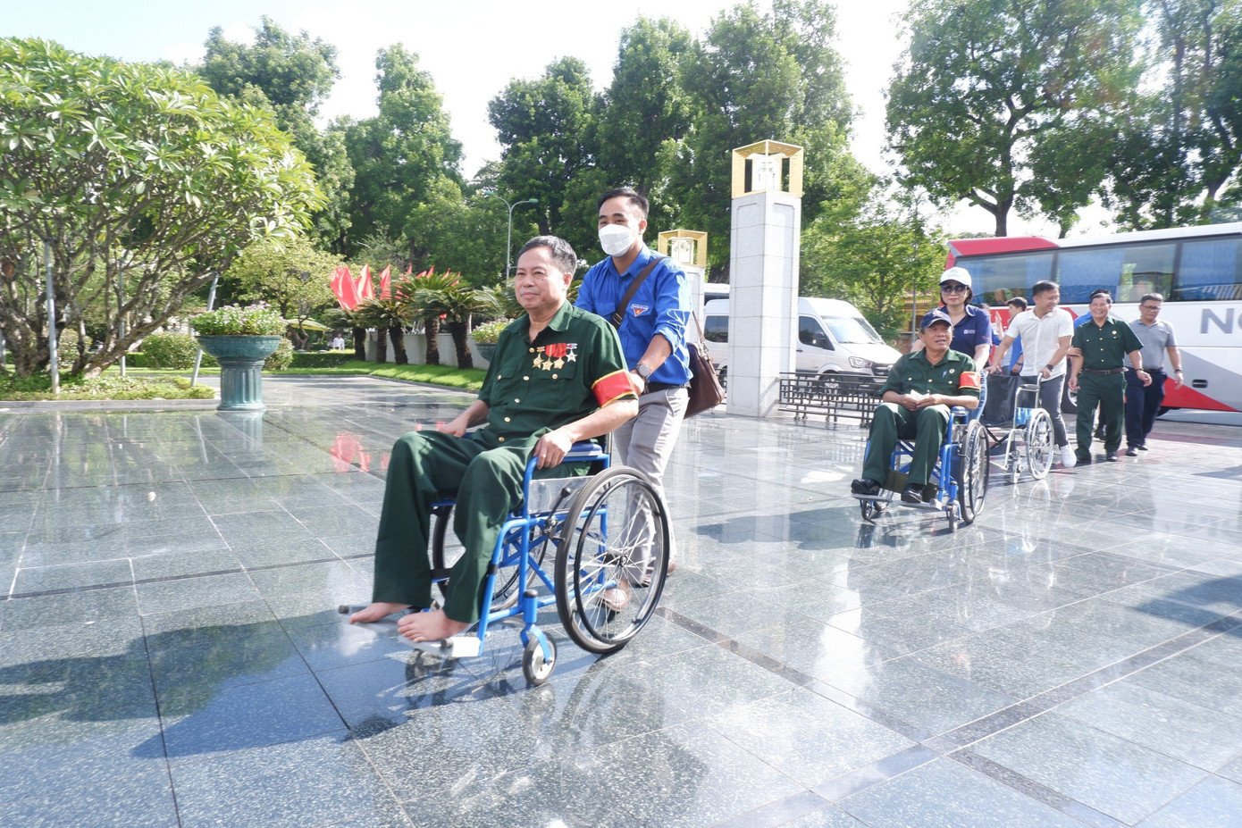 Hoạt động tiếp theo là dâng hương tưởng niệm các anh hùng liệt sỹ tại Đài tưởng niệm các Anh hùng, liệt sĩ (đường Bắc Sơn, quận Ba Đình). Trong hình, một đoàn viên hỗ trợ thương binh nặng di chuyển tới khu vực đài tưởng niệm.