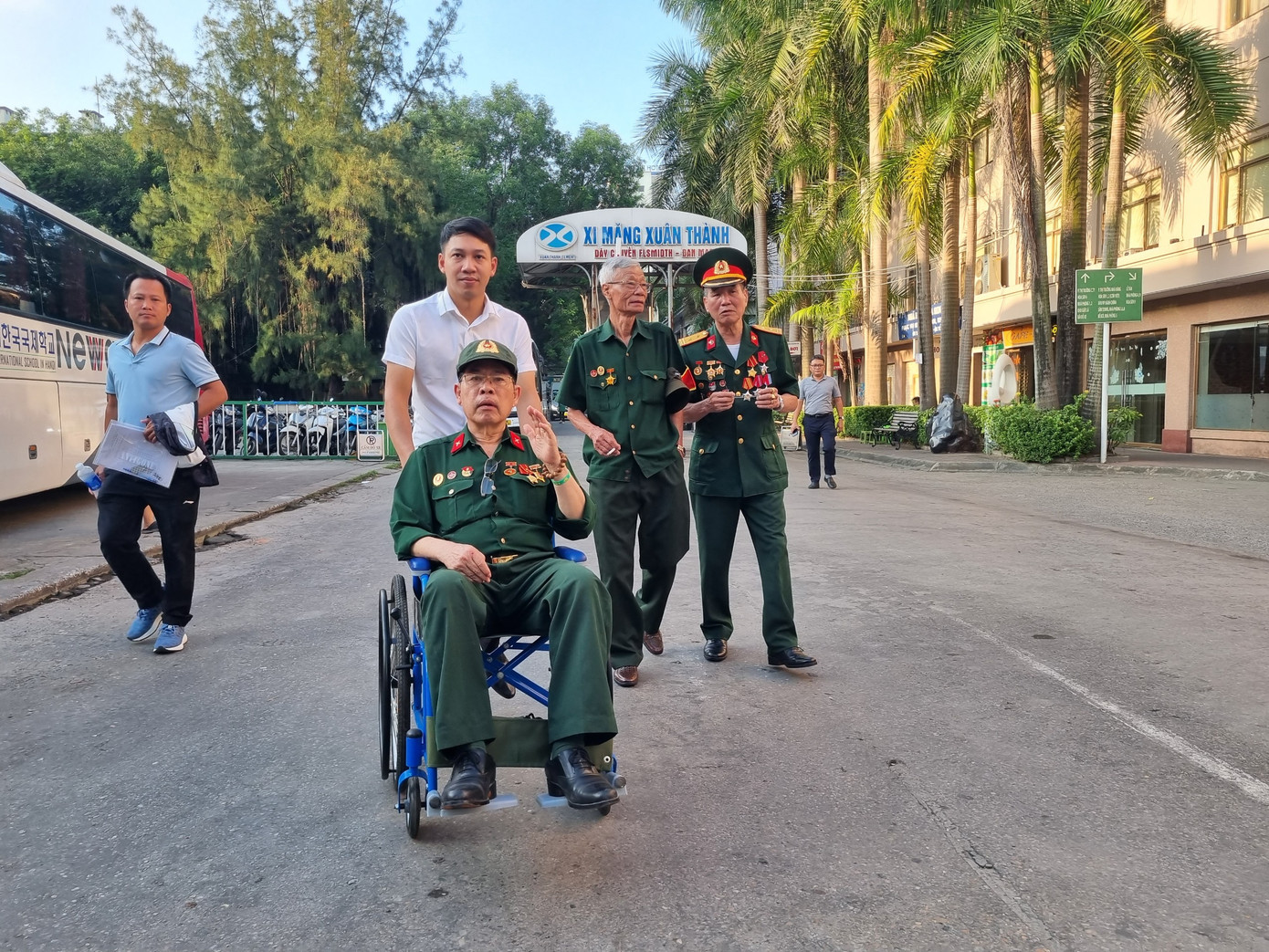 Hoạt động đầu tiên trong sáng ngày 23/9 là tham quan Hà Nội trên xe buýt hai tầng - còn được biết đến với cái tên Hanoi City Tour. Trong ảnh, một đoàn viên thuộc Đoàn thanh niên báo Tiền Phong hỗ trợ một thương binh nặng di chuyển từ khách sạn Kim Liên ra xe buýt để đi tới Nhà hát Lớn - điểm bắt đầu của Hanoi City Tour.