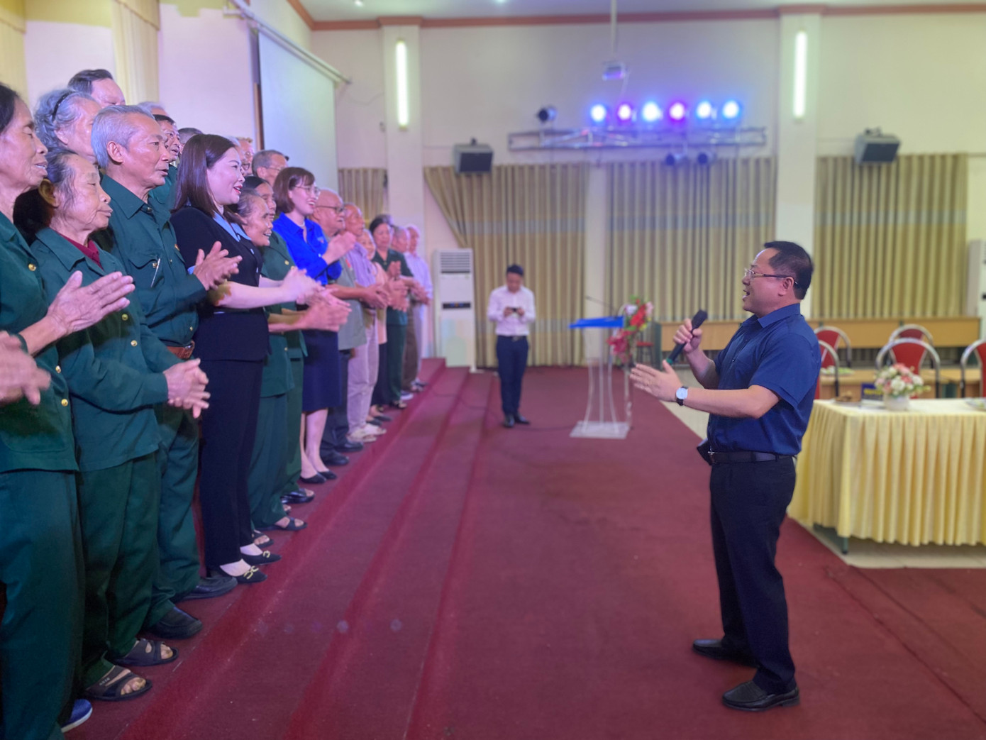 Chương trình giao lưu, tặng quà kết thúc trong không khí vui tươi, đầm ấm. Ảnh: Việt Khôi Chương trình giao lưu, tặng quà kết thúc trong không khí vui tươi, đầm ấm. Ảnh: Việt Khôi