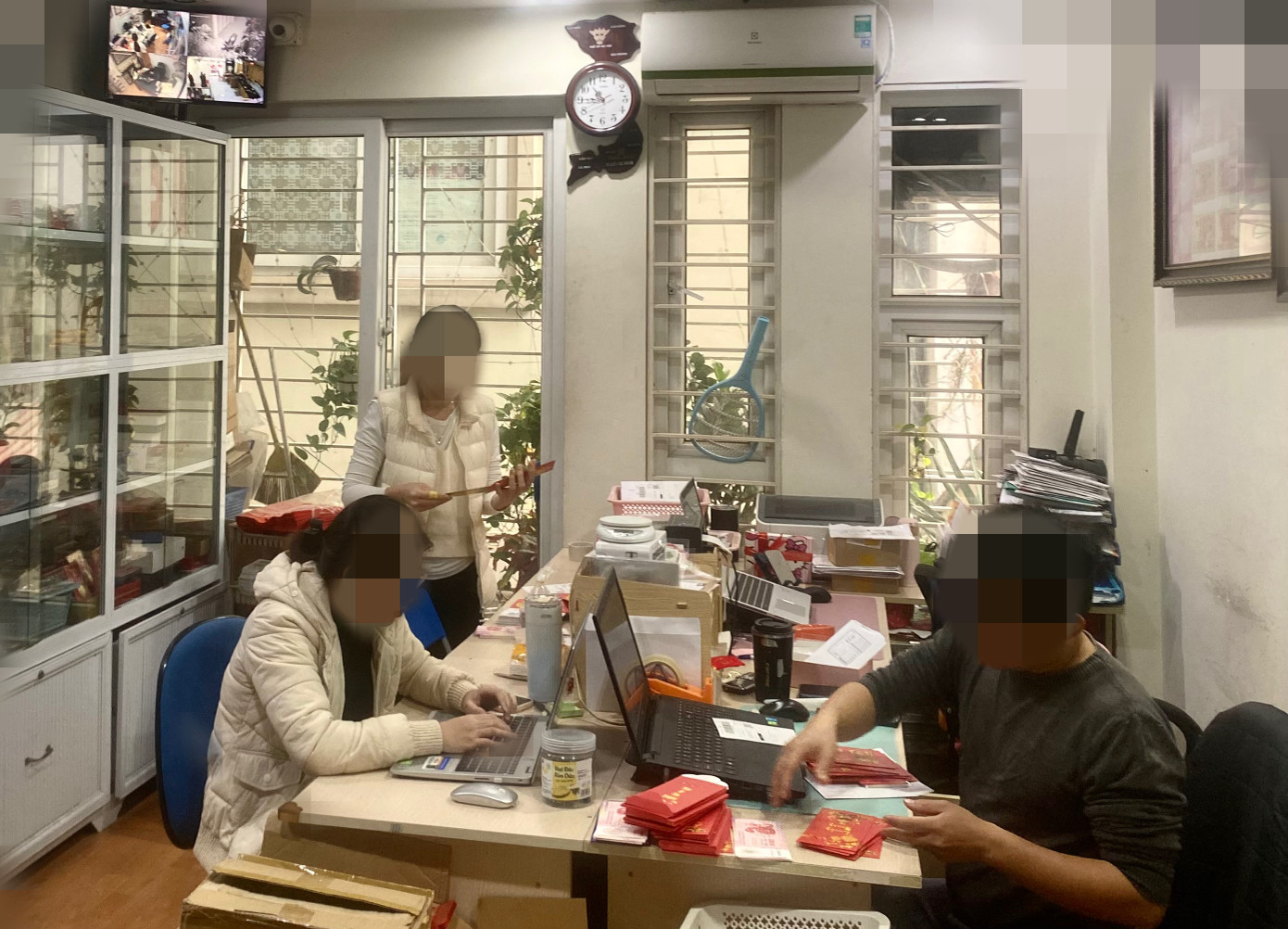 Bên trong một cơ sở kinh doanh dịch vụ đổi tiền mới, tiền seri số đẹp tại Quan Nhân (Thanh Xuân, Hà Nội)