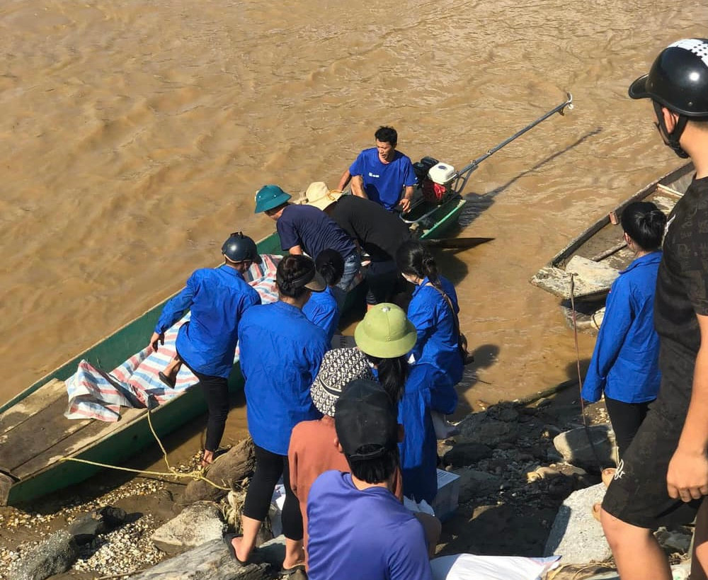 Hoạt động hỗ trợ người dân vùng bão lũ.