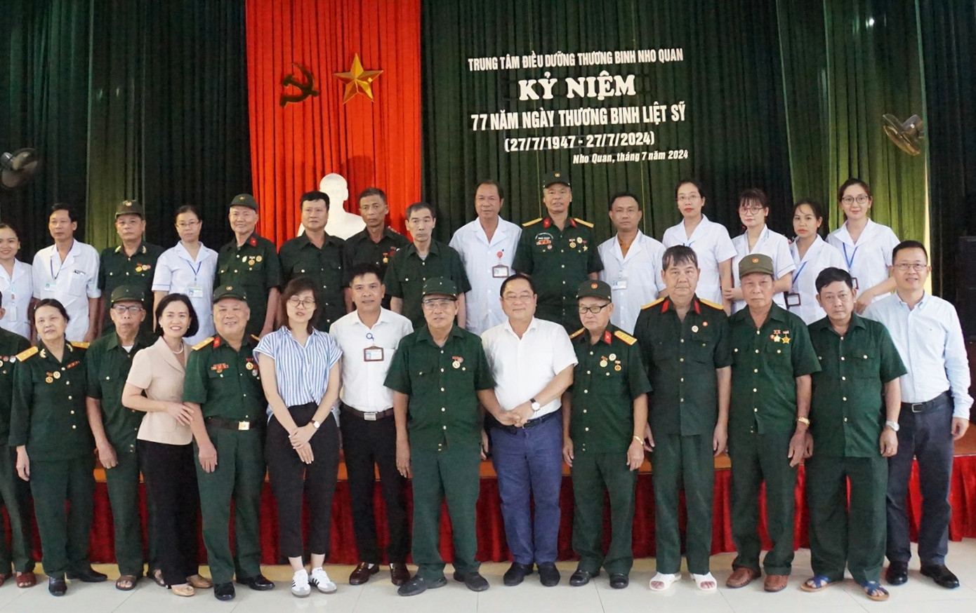 Đoàn công tác chụp ảnh lưu niệm cùng các thương binh tại Trung tâm Điều dưỡng thương binh Nho Quan.