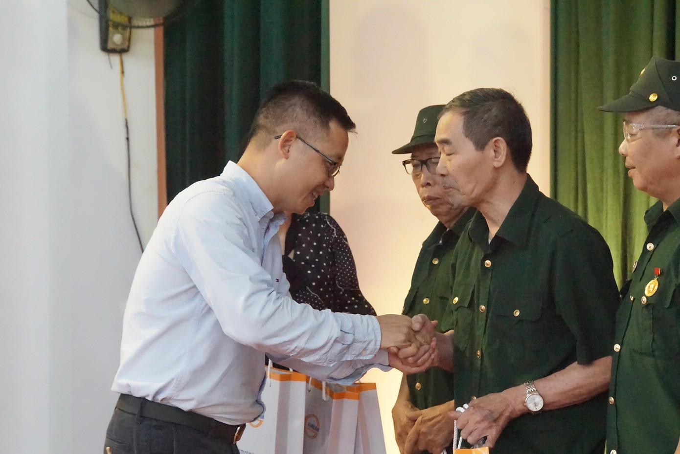 Đồng chí Lê Minh Tuấn trao tặng các phần quà do CTCP Him Lam tài trợ cho các thương binh tại trung tâm. Tổng giá trị các phần quà là 63 triệu đồng cho các bác thương binh. Mỗi phần quà gồm 500 nghìn đồng và một bộ quần áo.