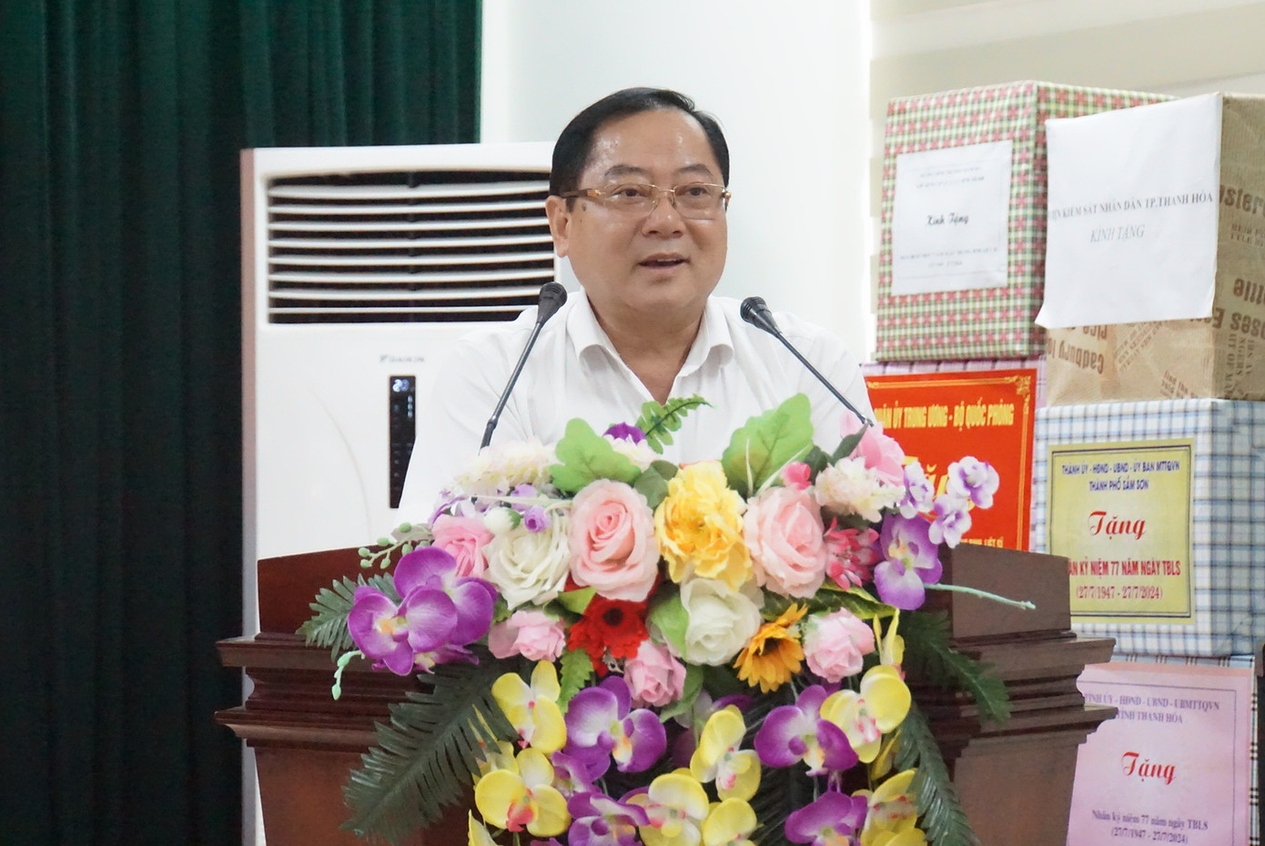 Là người gắn bó nhiều năm với các trung tâm thương binh, nhà báo Lê Xuân Sơn nói: “Cháu thấy rất vinh dự khi lại có cơ hội được tới đây gặp lại các chú, các bác, dù cháu không còn công tác ở báo nữa. Cháu rất vui khi thấy các chú, các bác vẫn khoẻ mạnh và vẫn tiếp đón chúng cháu với tình cảm rất nồng ấm”.