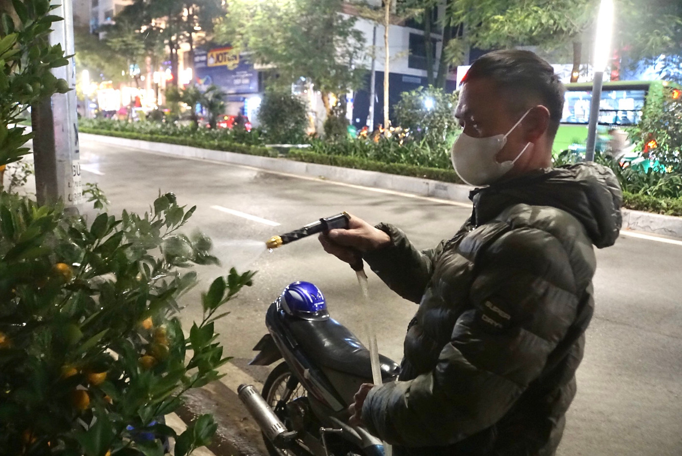 Anh Nguyễn Thành Nam (quê Hưng Yên) chia sẻ, đây là năm đầu anh làm công việc buôn bán cây cảnh chơi Tết. "Trước đây mình là lao động tự do, ai thuê gì làm nấy, nên khi chuyển sang làm buôn bán cũng bỡ ngỡ nhiều thứ. Nhưng phải cố gắng để Tết còn mang bánh chưng về nhà", anh Nam chia sẻ.