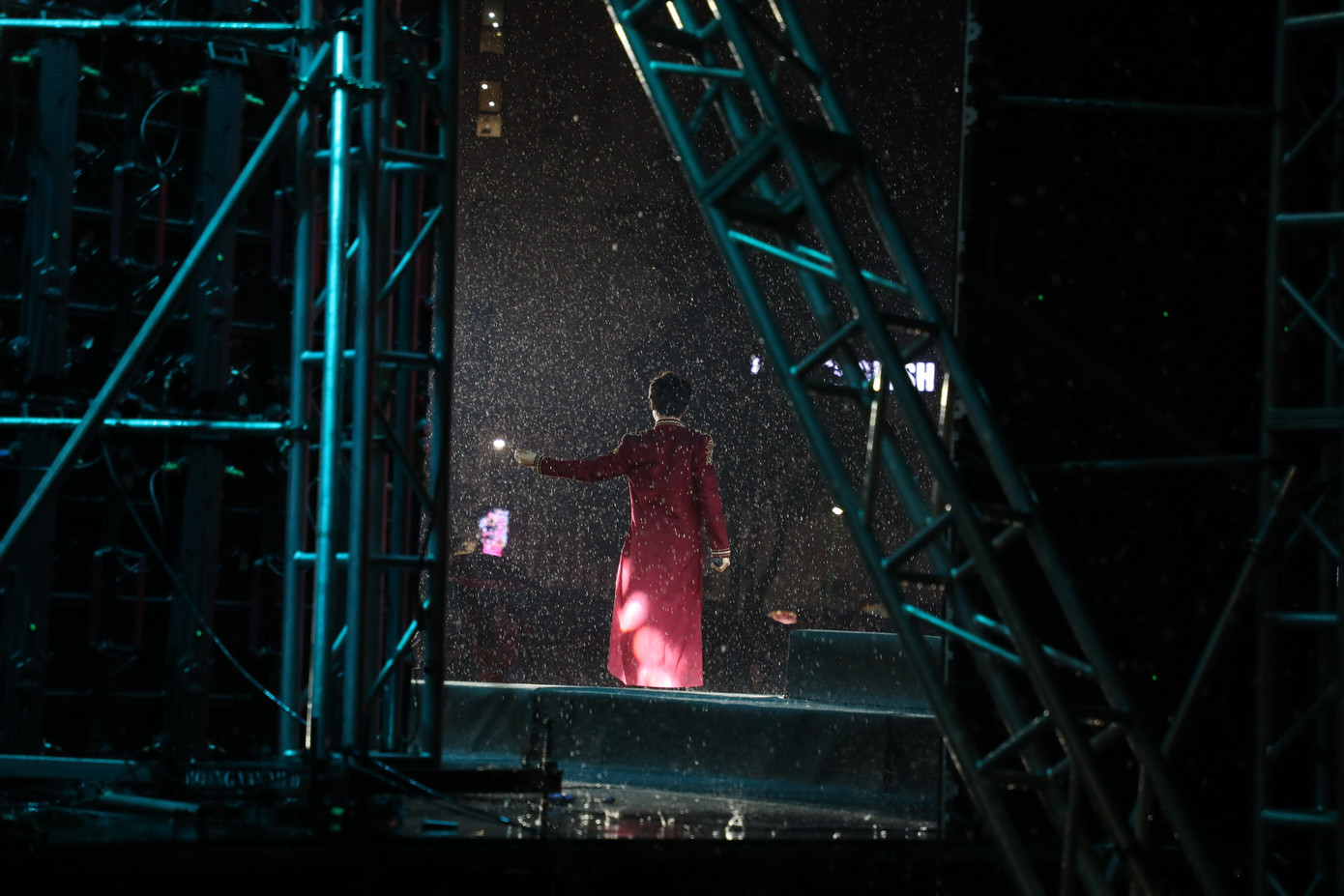 Dù mưa nặng hạt nhưng những ca sĩ vẫn say mê biểu diễn.