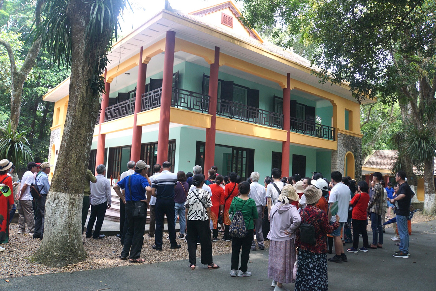 Nhiều du khách tập trung trước khu nhà hai tầng - nơi Chủ tịch Hồ Chí Minh từng sống và làm việc.