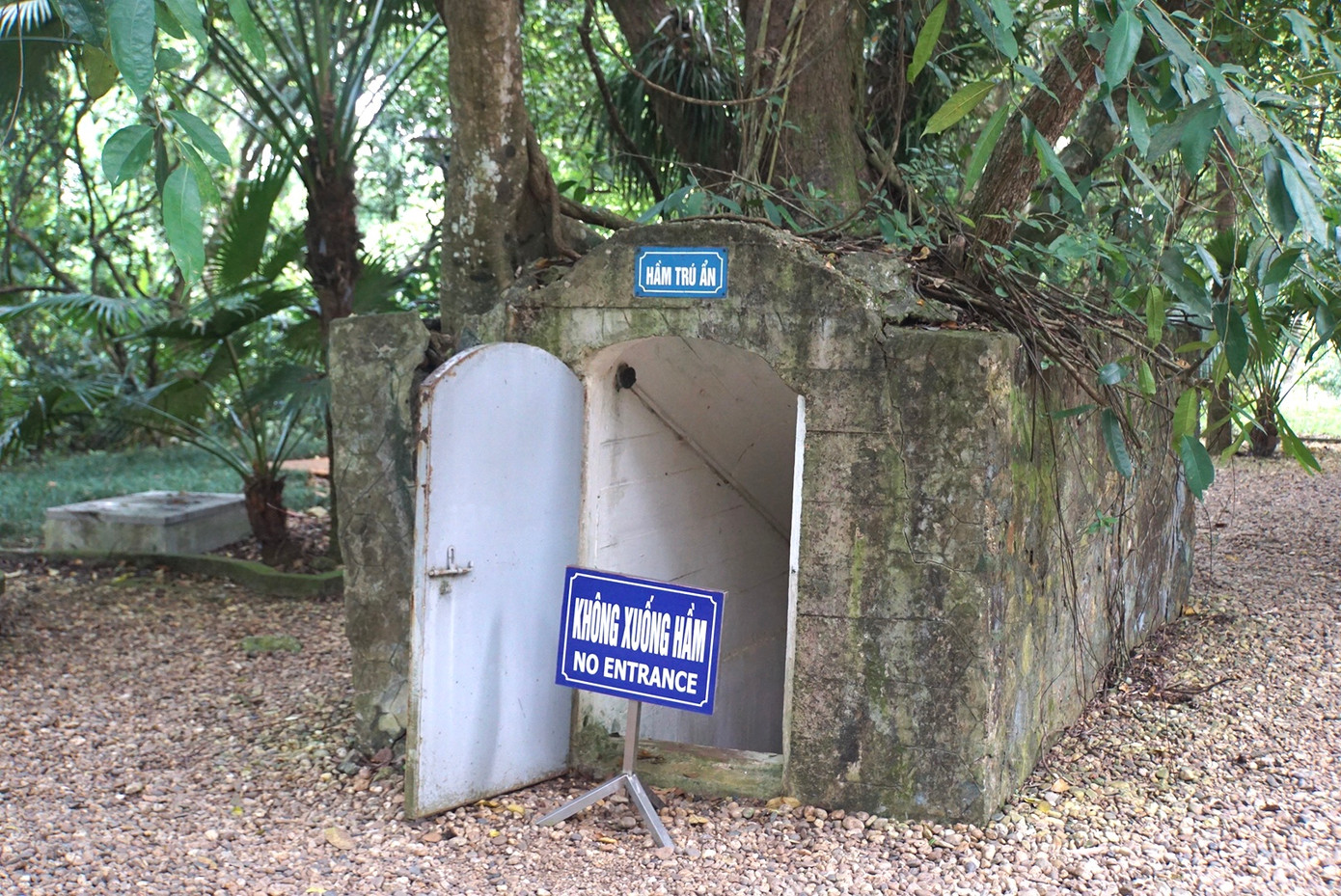 Căn hầm trú ẩn bên cạnh khu nhà hai tầng.