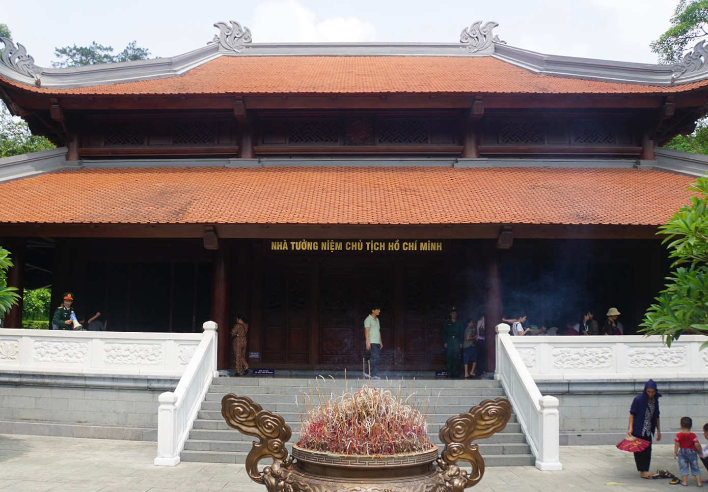 Nhà tưởng niệm Chủ tịch Hồ Chí Minh tại Khu di tích K9 - Đá Chông được khánh thành vào ngày 2/9/2015. Đây là công trình mang kiến trúc truyền thống, một tầng, hai mái thượng và hạ. Mặt bằng nhà hình vuông diện tích 441m2, chiều cao từ nền đến đỉnh mái là 11,87m, không gian nhà được bố trí cân đối.