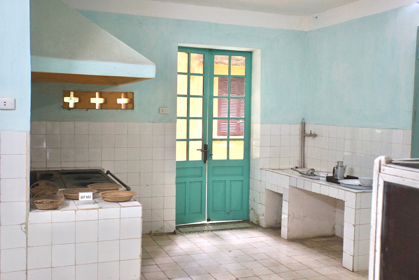 ... và phòng bếp.