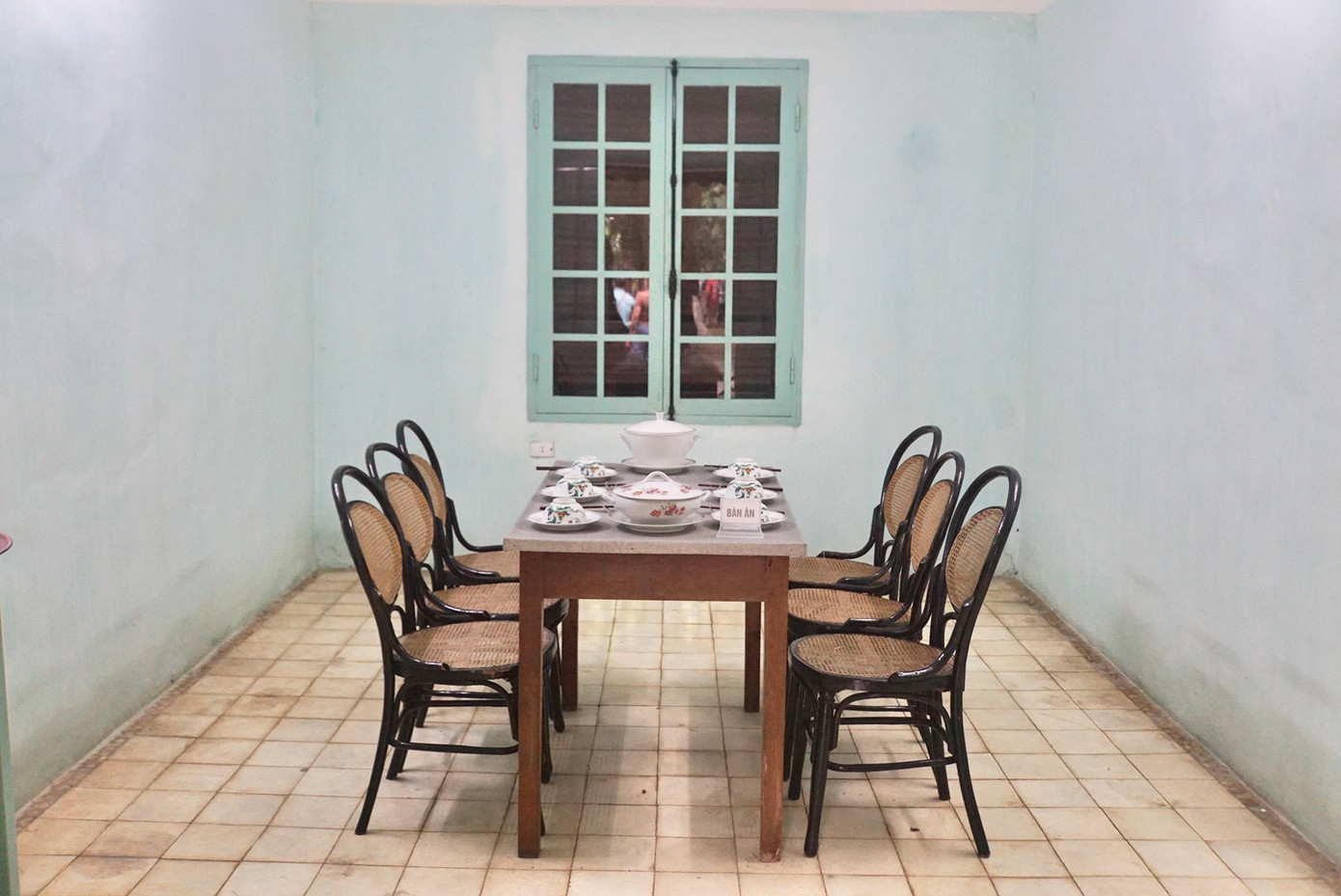 Trong hình là phòng ăn...