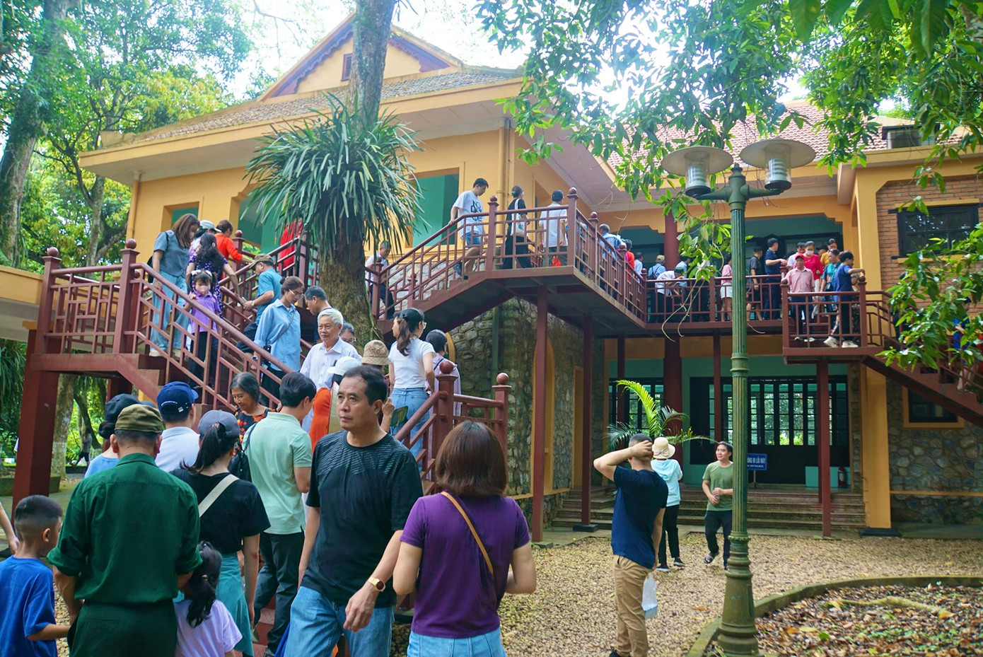 Khu nhà hai tầng thu hút rất nhiều khách tham quan.