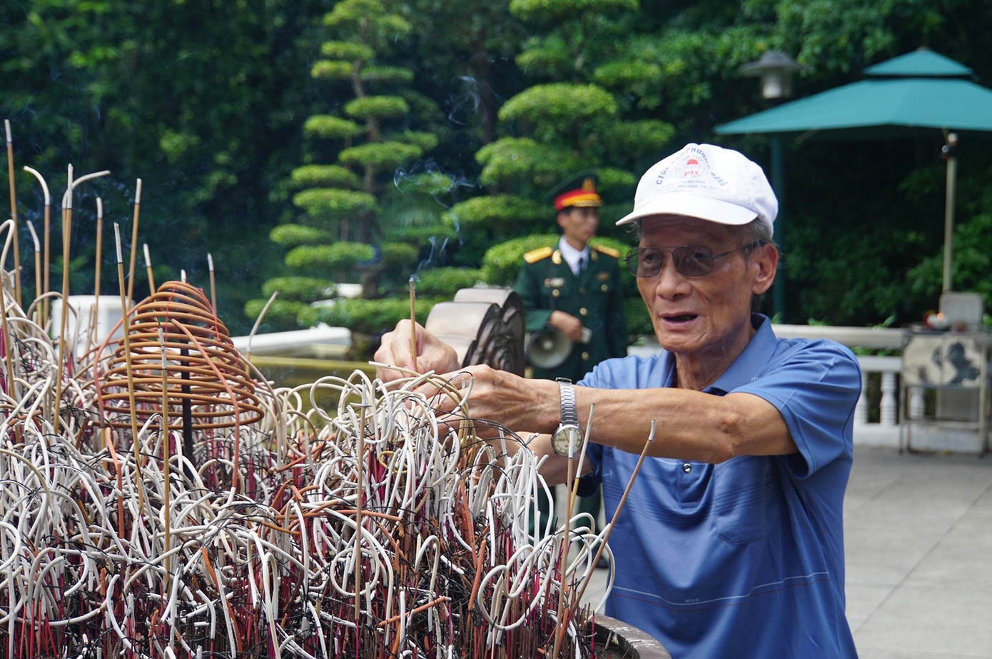 Du khách thắp hương và dành một phút tưởng niệm Chủ tịch Hồ Chí Minh trước khi vào trong nhà tưởng niệm.