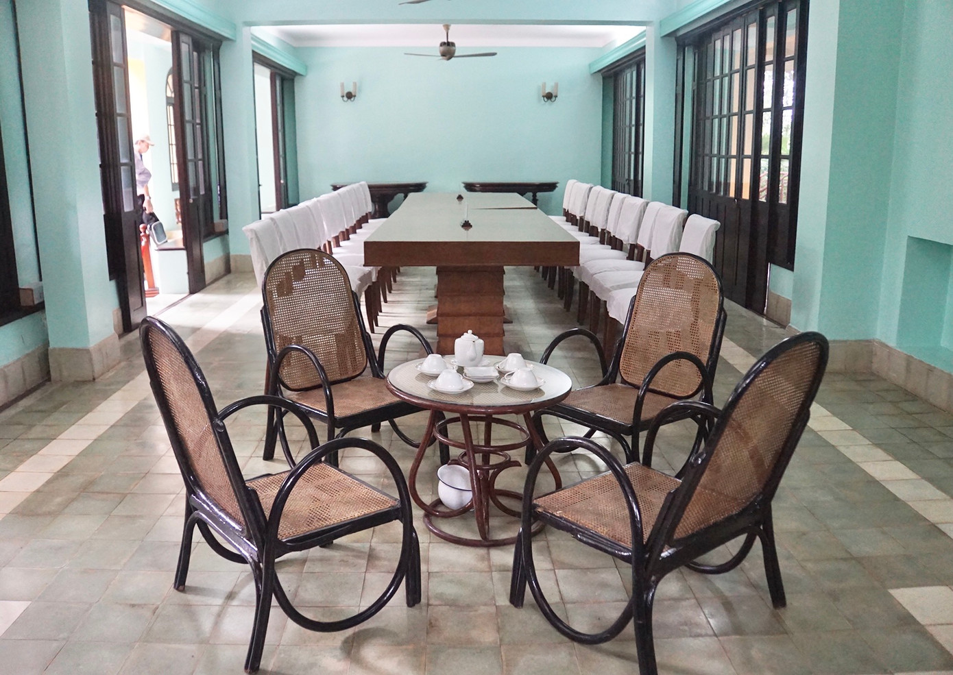 Phòng họp ở tầng một của khu nhà hai tầng.