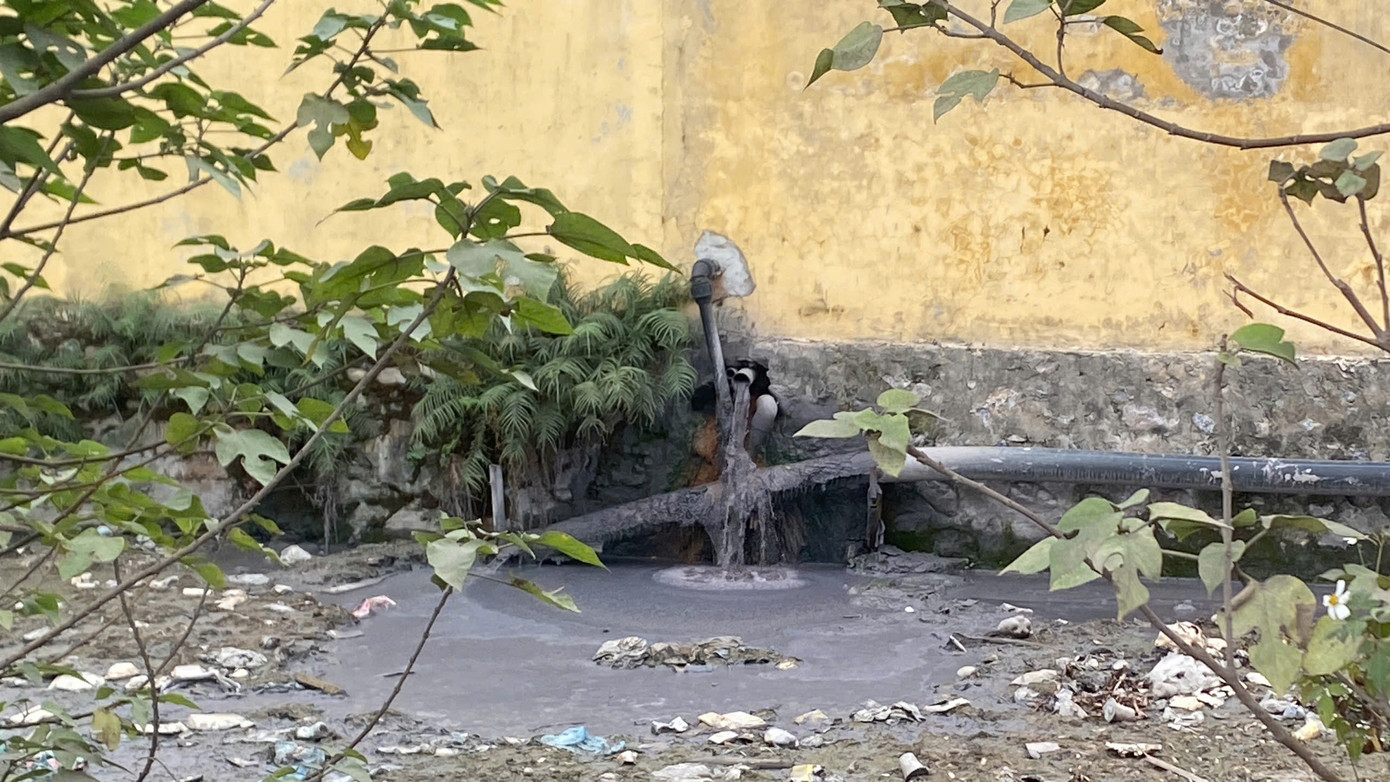 Vị trí ống xả thải nằm giữa Công ty Phú Thành Sơn và Công ty TNHH Phúc Long Hưng Yên.