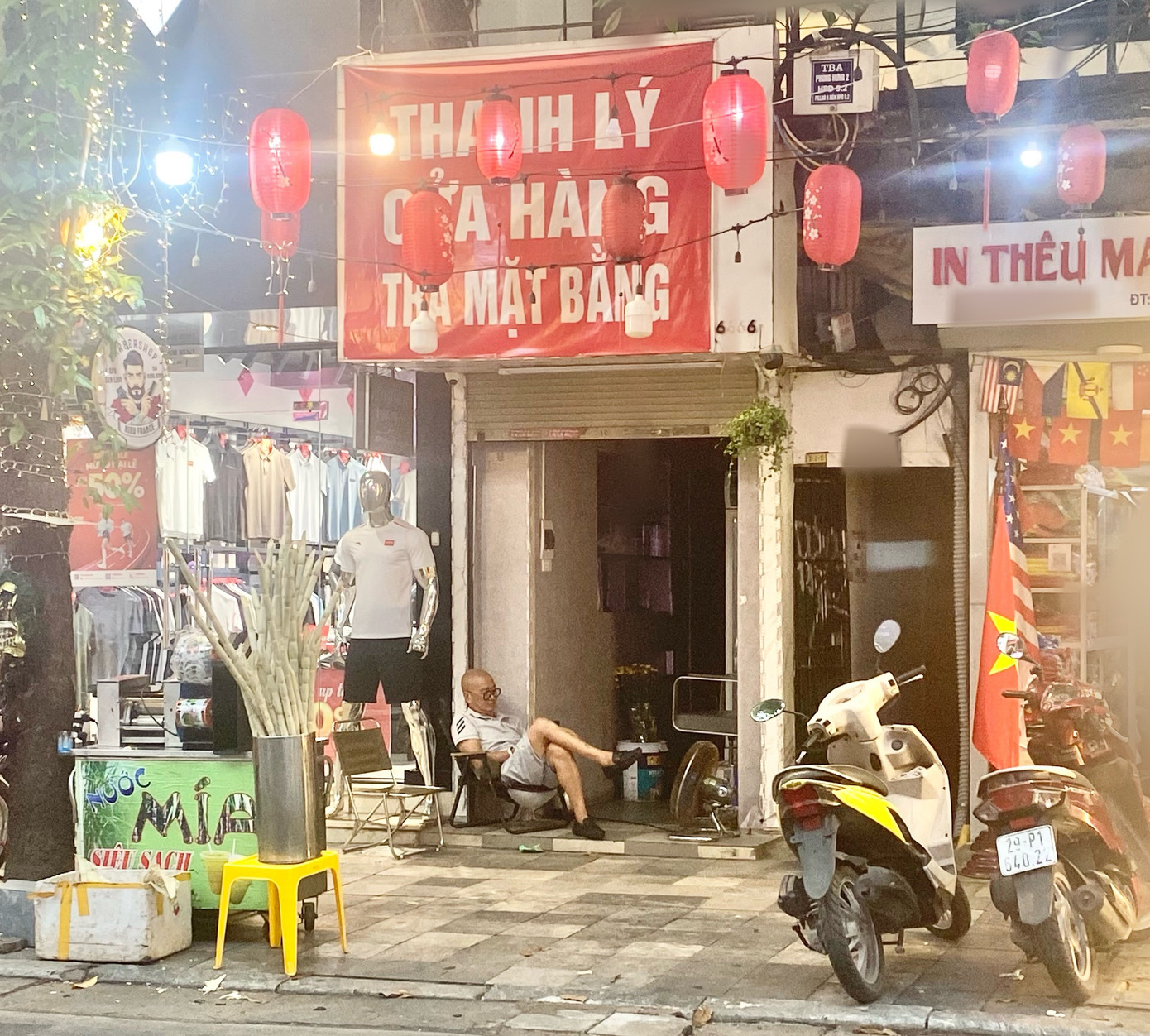 Trong khu vực phố cổ, tình trạng trả mặt bằng kinh doanh diễn ra ít hơn do phần lớn hộ kinh doanh ở đây đã tồn tại lâu đời, có đủ kinh nghiệm và tiềm lực tài chính để bám trụ. Tuy nhiên, vẫn có lác đác một vài mặt bằng kinh doanh đang bỏ trống, như mặt bằng trên phố Hàng Bông (thuộc quận Hoàn Kiếm) trong ảnh.