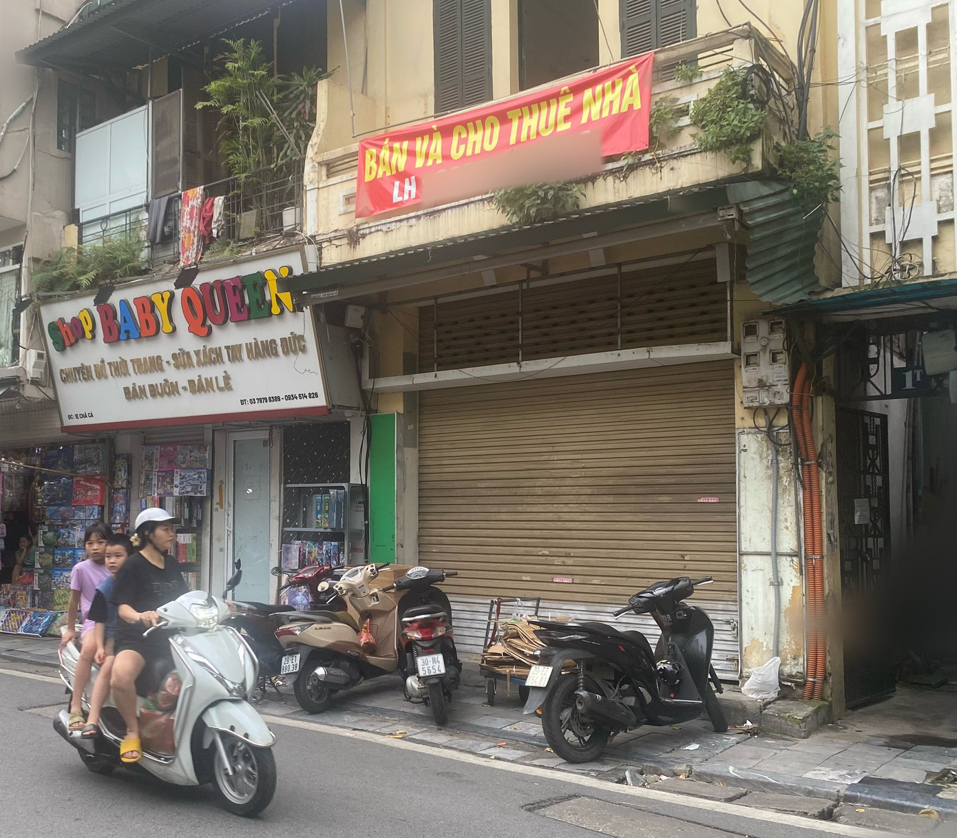 Một chủ nhà trên phố Chả Cá (thuộc quận Hoàn Kiếm) đang tìm cả người thuê lẫn người mua nhà.