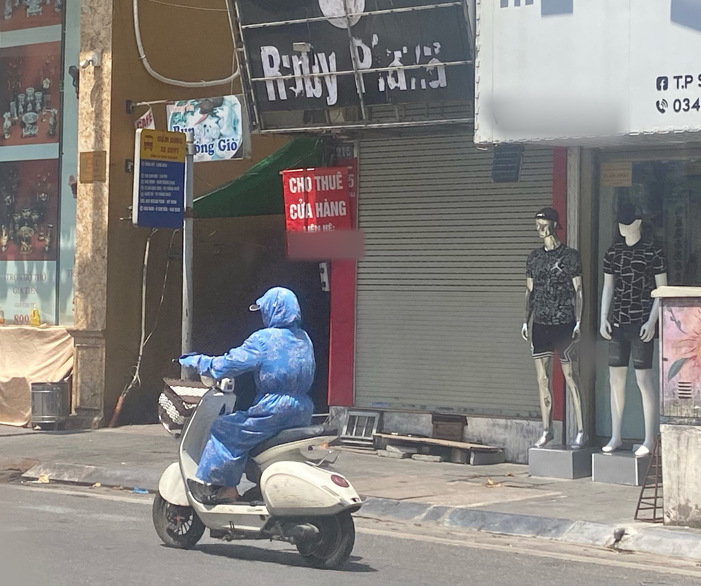 Tại các khu vực trung tâm thành phố Hà Nội, nhiều cơ sở kinh doanh đang liên tục trả mặt bằng. Trong ảnh là một trong nhiều cửa hàng kinh doanh quần áo tại phố Bạch Mai (thuộc quận Hai Bà Trưng) đã phải đóng cửa.