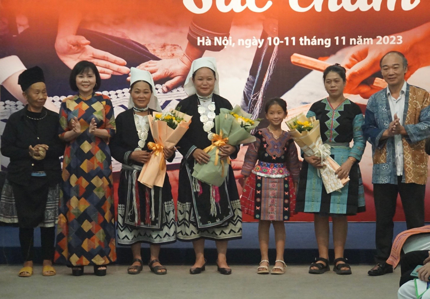 Ban tổ chức trao tặng hoa cho các nghệ nhân tham gia trình diễn tại sự kiện.