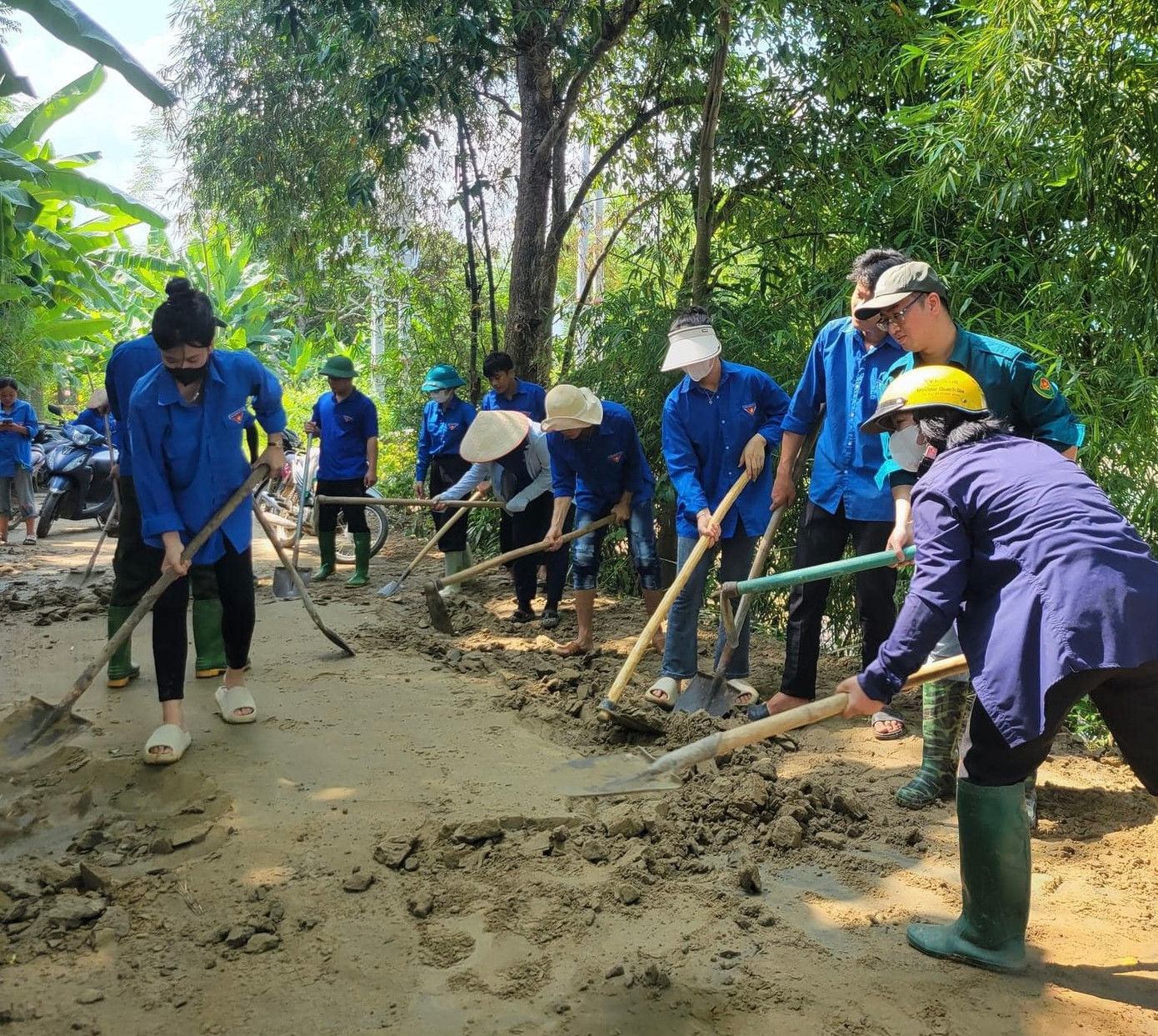 Tại huyện Văn Bàn, lực lượng đoàn viên, thanh niên các xã Chiềng Ken, Võ Lao... miệt mài cạo, xúc bùn để dọn dẹp đường sá, gia cố các bờ kè.