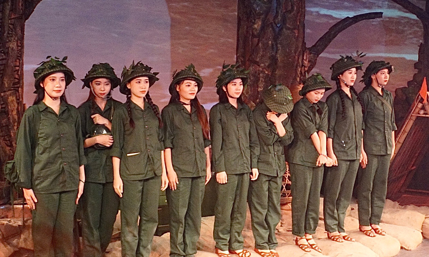 10 nữ diễn viên biểu diễn trong chương trình cũng là những gương mặt hoàn toàn mới, chưa có nhiều kinh nghiệm diễn xuất và ở độ tuổi từ 17-24 tuổi - đúng như độ tuổi của 10 cô gái Ngã ba Đồng Lộc. 10 nữ diễn viên biểu diễn trong chương trình cũng là những gương mặt hoàn toàn mới, chưa có nhiều kinh nghiệm diễn xuất và ở độ tuổi từ 17-24 tuổi - đúng như độ tuổi của 10 cô gái Ngã ba Đồng Lộc.