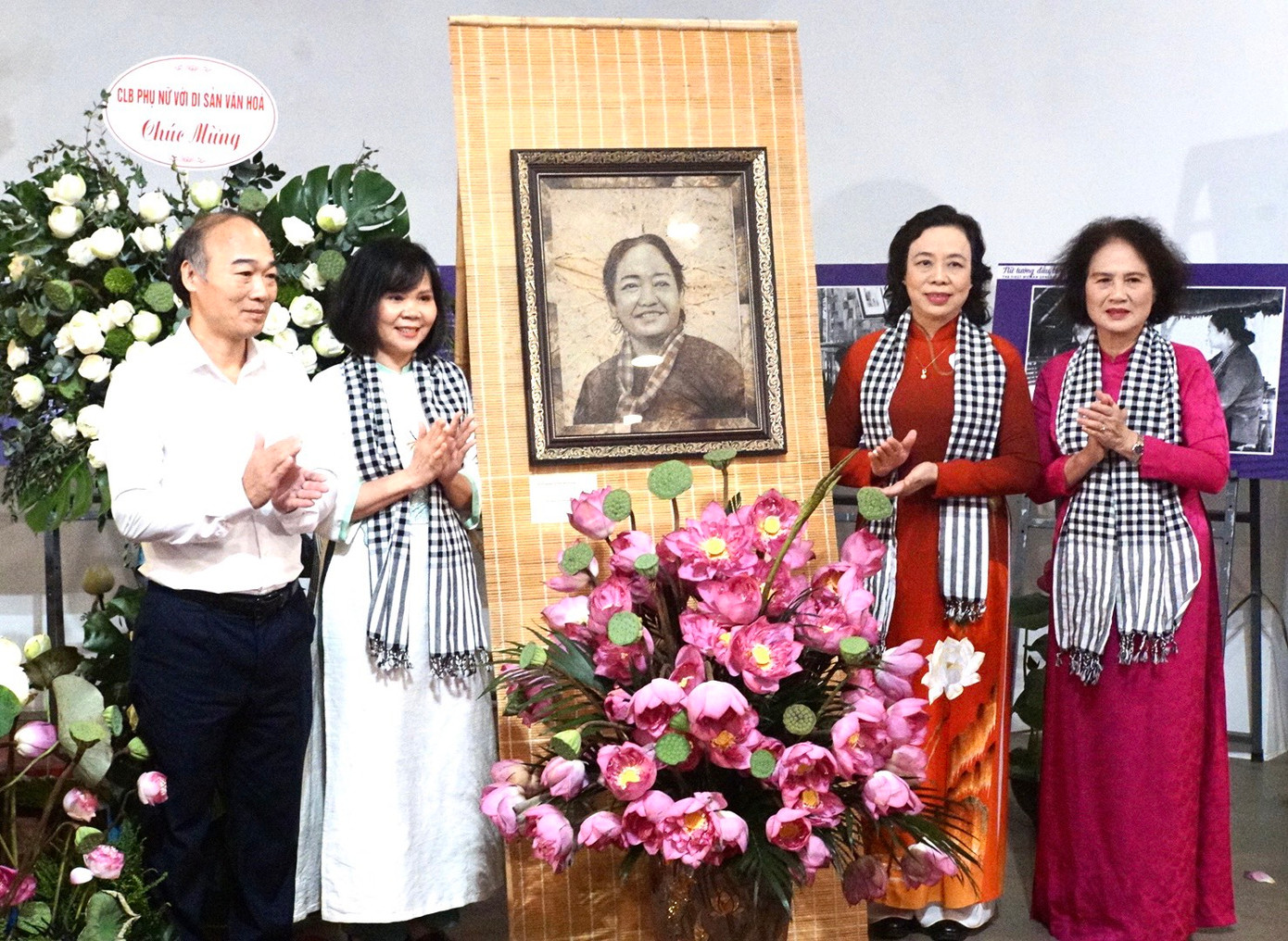 Khoảnh khắc bà Nguyễn Thị Tuyết (thứ hai từ trái sang) đại diện Bảo tàng Phụ nữ Việt Nam tiếp nhận bức tranh chân dung làm từ lá sen của bà Nguyễn Thị Định từ nhà sưu tập Nguyễn Thị Thanh Tâm (ngoài cùng bên phải).