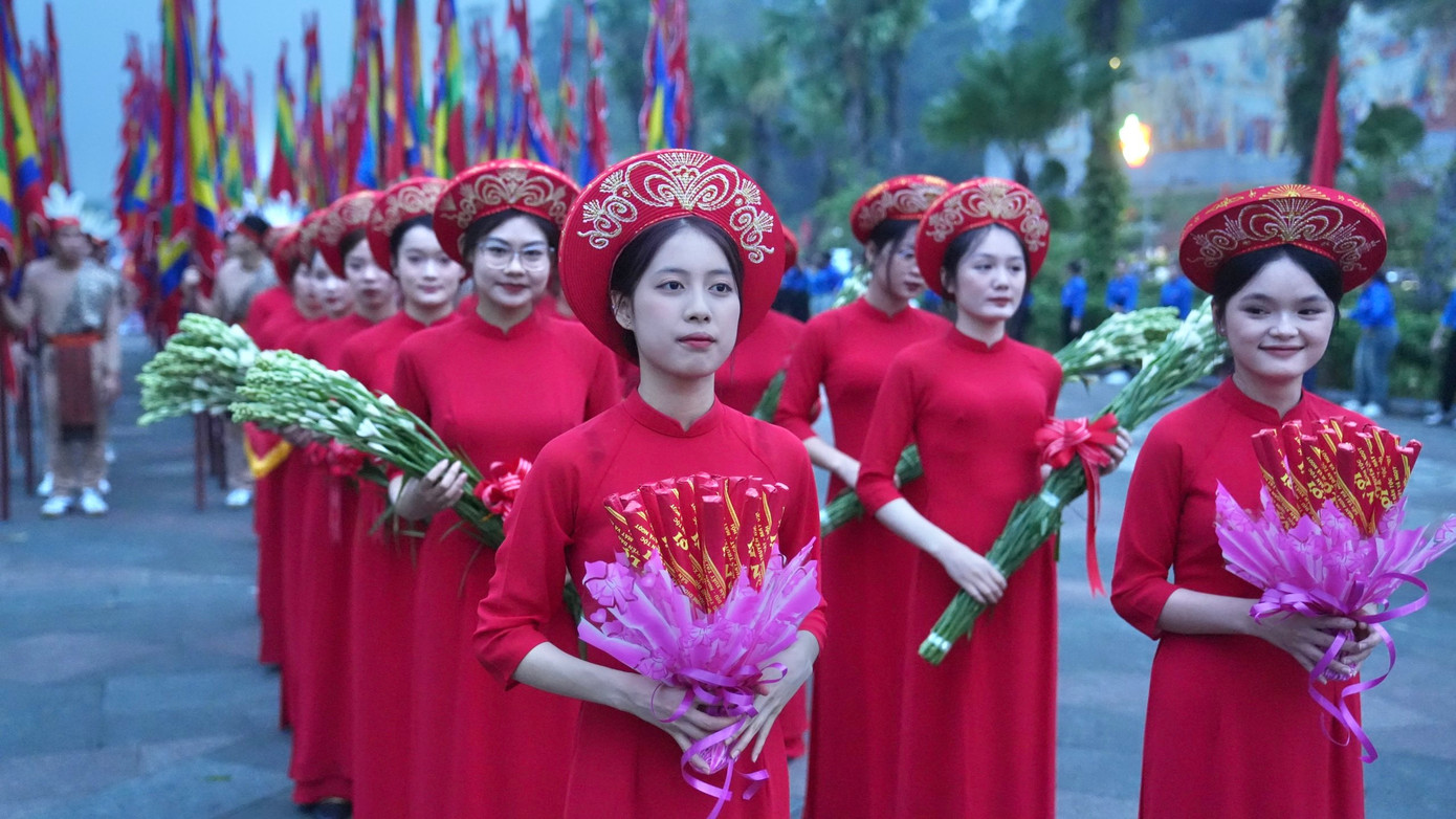 Các thiếu nữ mặc áo dài đỏ trong đoàn dâng hương.