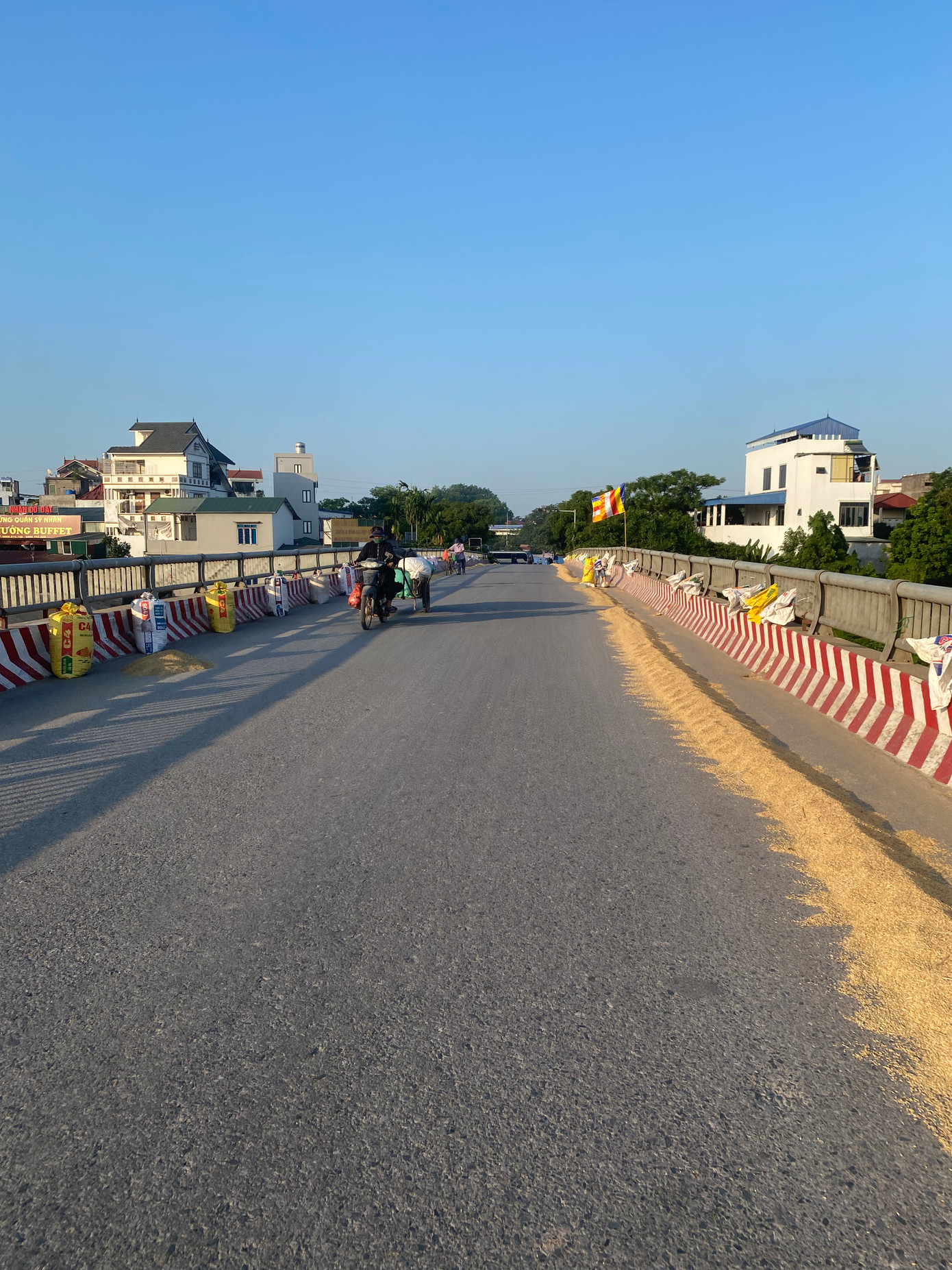 Tại xã Phùng Xá (huyện Mỹ Đức, Hà Nội), người dân còn mang thóc lên cầu để phơi, khiến lòng đường đã hẹp nay lại càng hẹp hơn. Người đi xe máy rất dễ bị trượt ngã nếu đi vào những đống thóc này.