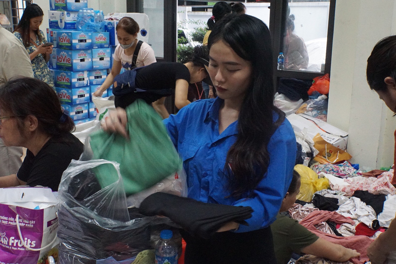 Công tác tiếp nhận, sắp xếp, phân loại diễn ra liên tục từ chiều qua đến nay, vì số lượng đồ quyên góp gửi về rất nhiều. Ngay cả lúc giữa đêm, vẫn có người tới ủng hộ cho các nạn nhân. Những người ủng hộ không chỉ sống ở Hà Nội mà đến từ khắp nơi trên cả nước”, bạn Lê Quỳnh Trang, thành viên đội thanh niên tình nguyện phường Khương Đình chia sẻ.