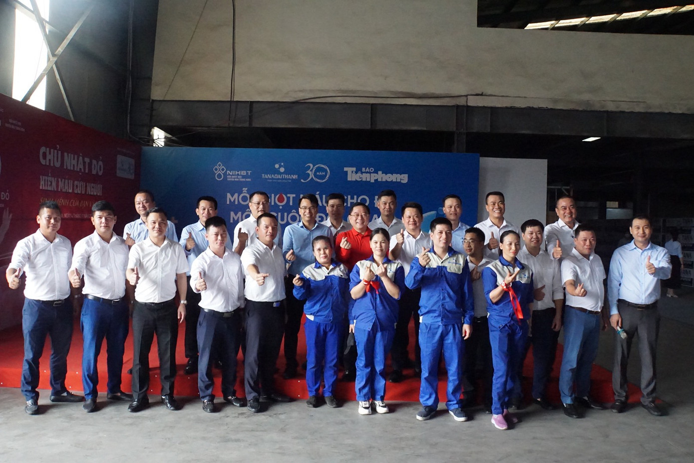 Nhà báo Lê Xuân Sơn chụp ảnh lưu niệm cùng lãnh đạo và cán bộ, công nhân viên Tập đoàn Tân Á Đại Thành.