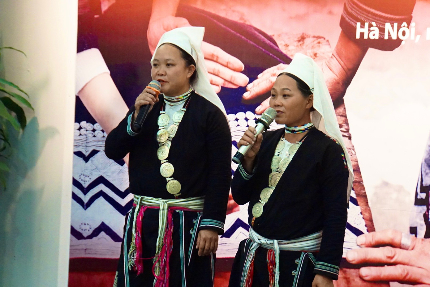 Chị Bàn Thị Liên (trái) và chị Lý Thị Hương, hai nữ nghệ nhân dân tộc Dao Tiền tham gia trình diễn vẽ sáp ong tại sự kiện.