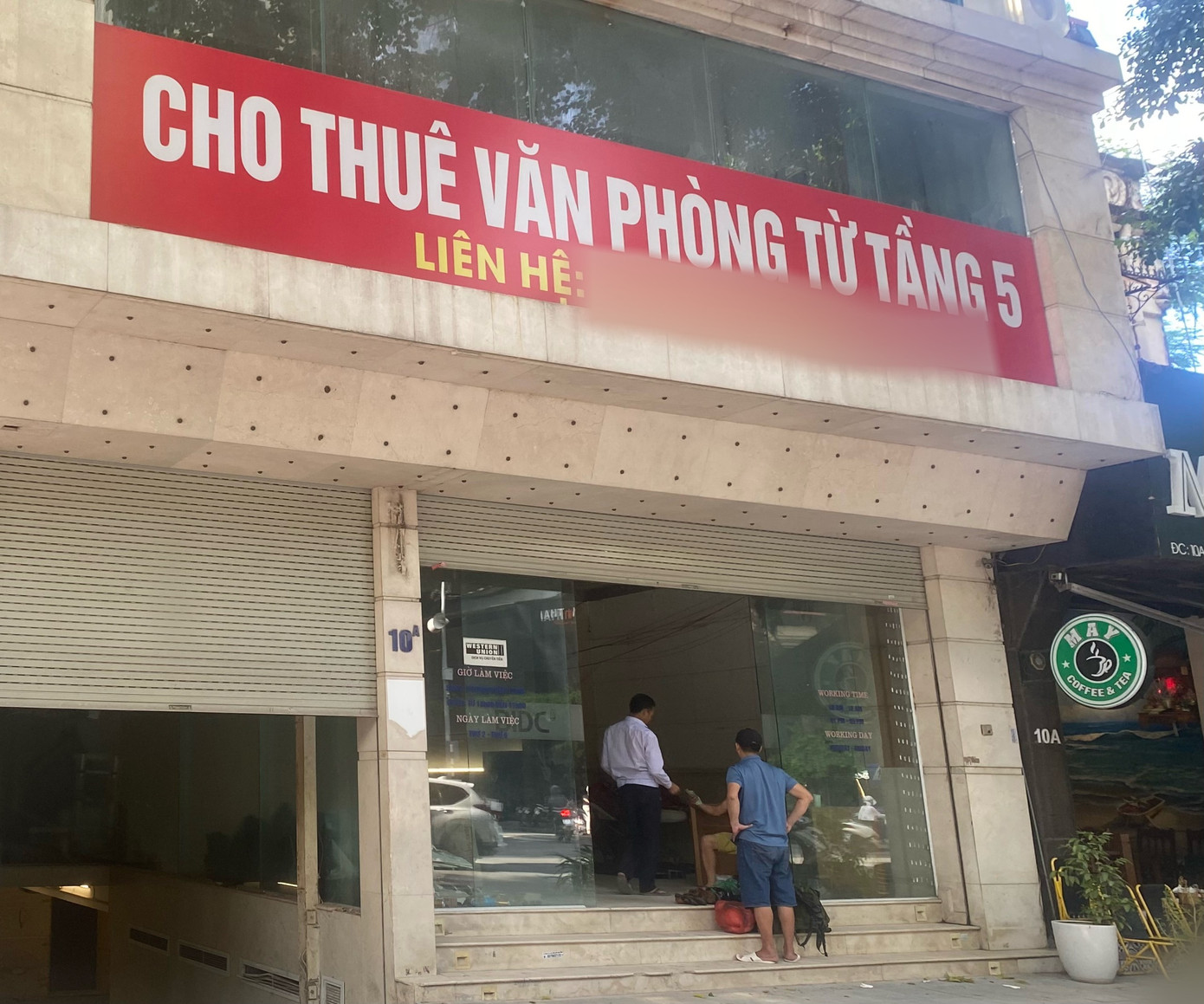“Giá thuê nhà ở khu vực trung tâm rất cao, trong thời buổi kinh tế khó khăn, không phải ai cũng đáp ứng được. Bây giờ chỉ làm đủ ăn được thôi, chứ chưa làm giàu được đâu”, một chủ nhà đang tìm người thuê tại phố Hai Bà Trưng nói.