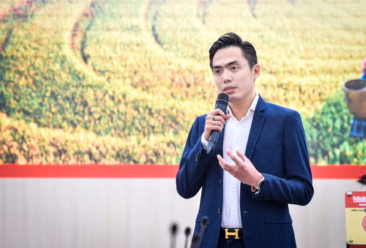Ông Huy Nguyễn giới thiệu những trải nghiệm mới mẻ có được nhờ ứng dụng công nghệ. Ông Huy Nguyễn giới thiệu những trải nghiệm mới mẻ có được nhờ ứng dụng công nghệ.