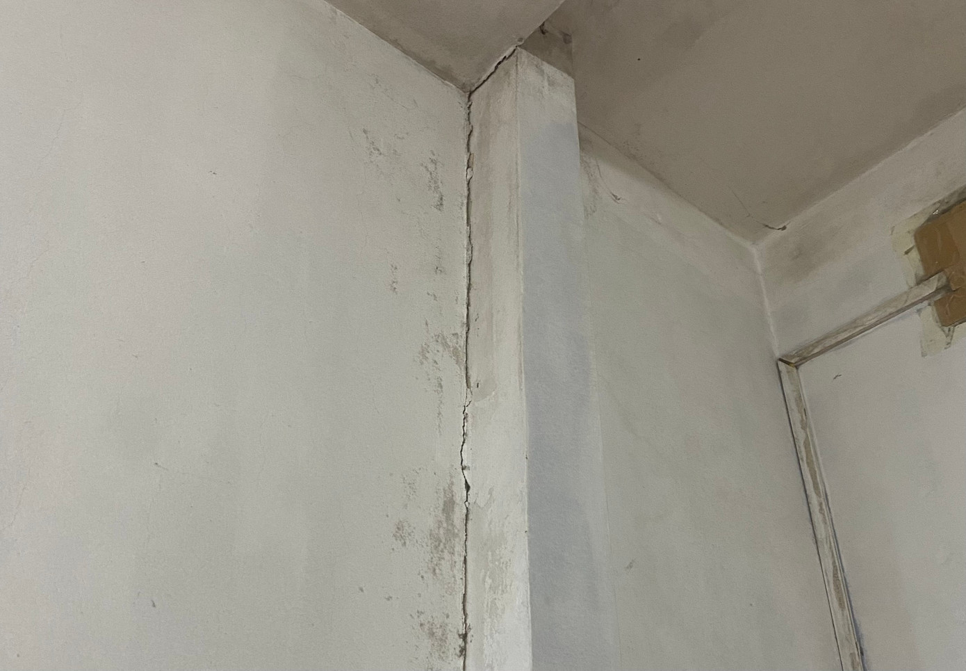 Người dân phản ánh công trình trường học gây nứt nhà.