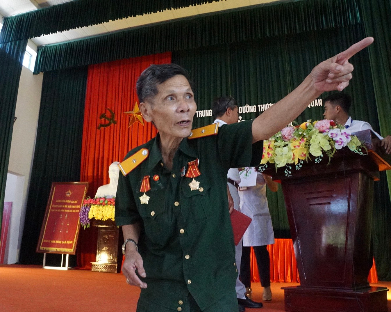 Bác Hồ Xuân Tam, thương binh nặng đang điều trị tại Trung tâm điều dưỡng thương bệnh binh nặng và người có công Nho Quan (tỉnh Ninh Bình) đang miêu tả lại cảnh chiến đấu ngày ở chiến trường