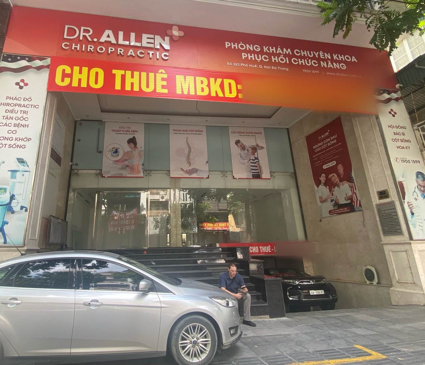 Đi sâu vào khu vực trung tâm, càng thấy nhiều hơn những tấm biển, bạt đỏ chót in các dòng chữ "cho thuê nhà", "cho thuê cửa hàng", "cho thuê mặt bằng kinh doanh"... Đặc biệt là ở Phố Huế (thuộc quận Hai Bà Trưng), nhiều "khổ chủ" đã phải "rút lui" do không gánh nổi chi phí thuê mặt bằng dao động từ vài chục tới trên dưới một trăm triệu đồng/tháng.