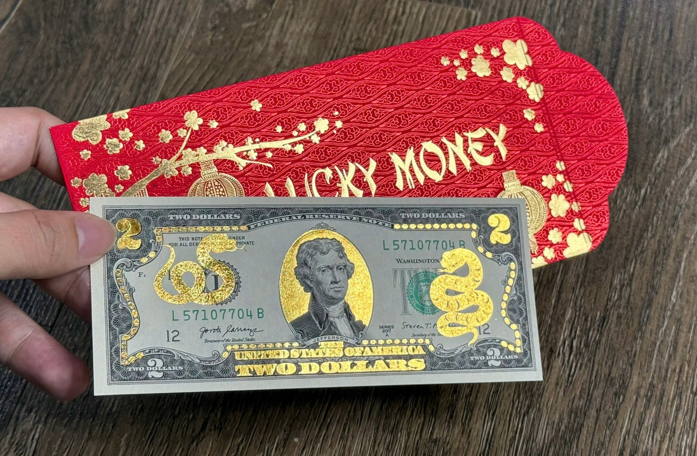 Tiền 2 USD hình rắn mạ vàng...