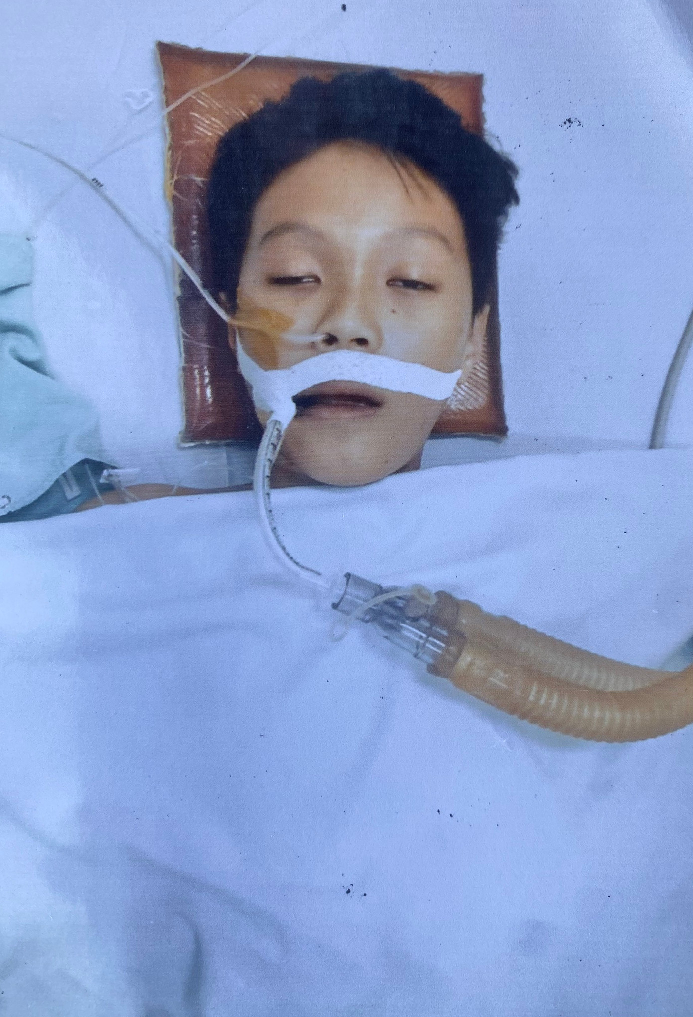 Cháu Đồng Quốc Huy khi đang cấp cứu tại Bệnh viện tim Hà Nội Cháu Đồng Quốc Huy khi đang cấp cứu tại Bệnh viện tim Hà Nội