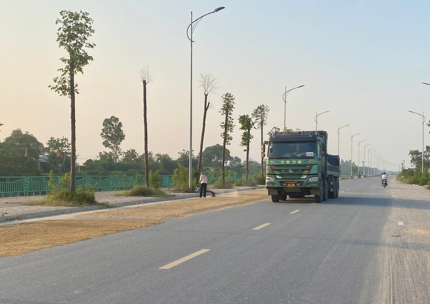 Ghi nhận tại thị trấn Vân Đình (huyện Mỹ Đức, Hà Nội) cho thấy, người dân sẵn sàng mạo hiểm mang thóc ra phơi tại tuyến đường thường có xe tải lớn chạy qua.